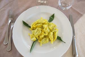 Scopri la cucina tradizionale piacentina con i piatti proposti dal ristorante La Veranda, interno al Park Hotel.