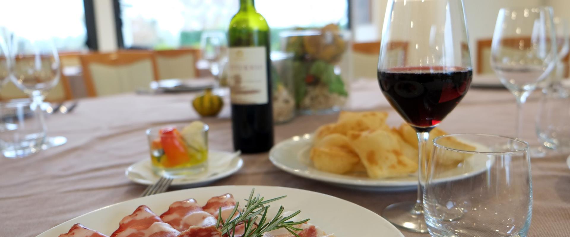 Aperto a pranzo e a cena, il nostro ristorante propone una cucina contemporanea, con proposte ispirate alla tradizione.